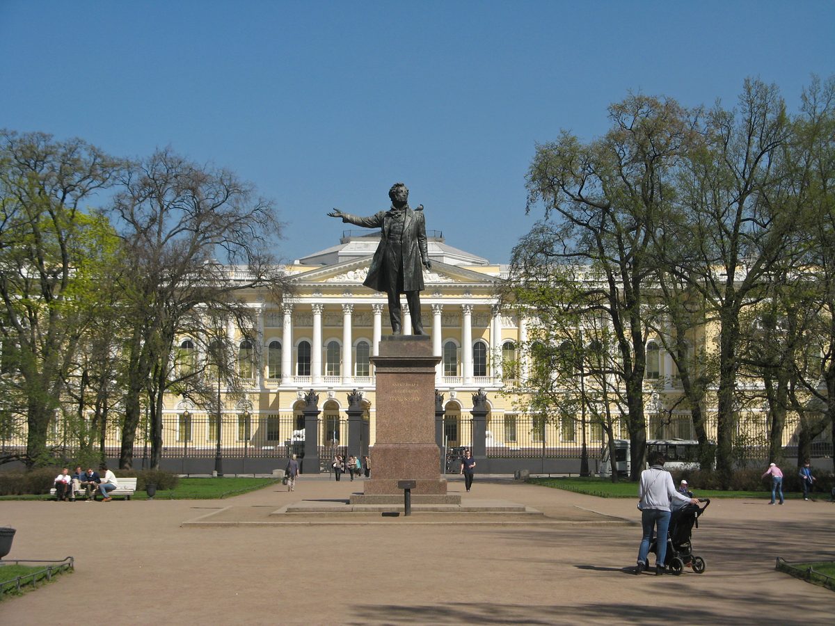 Памятник А. С. Пушкину (на площади Искусств)