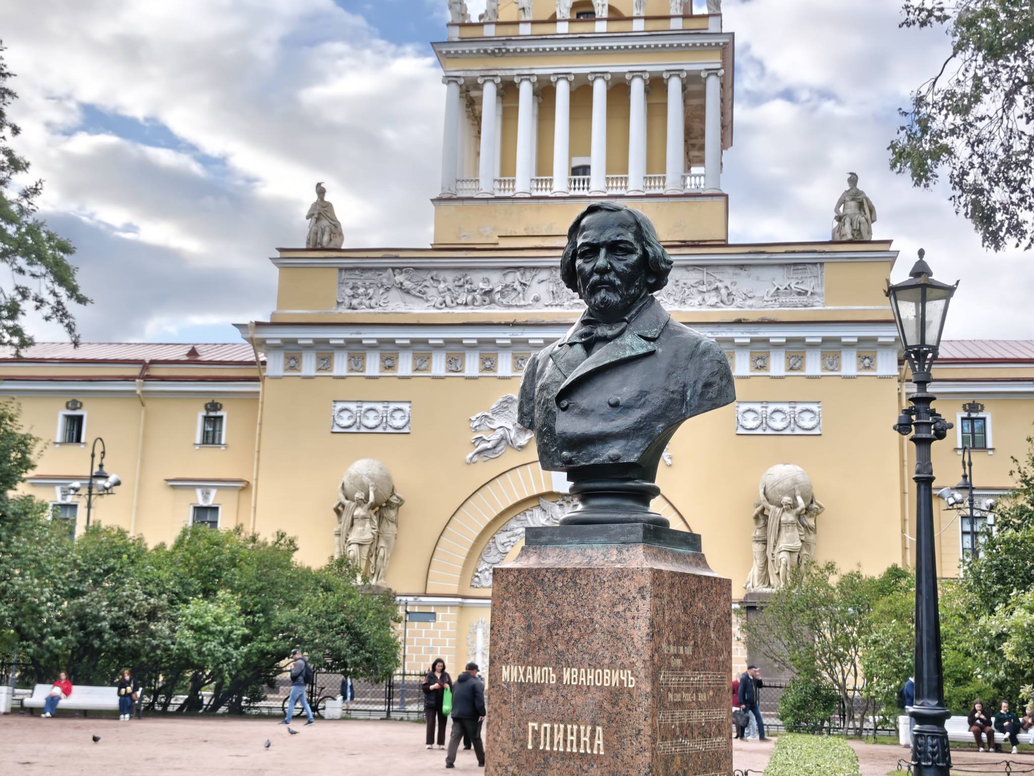 Памятник Михаилу Ивановичу Глинке