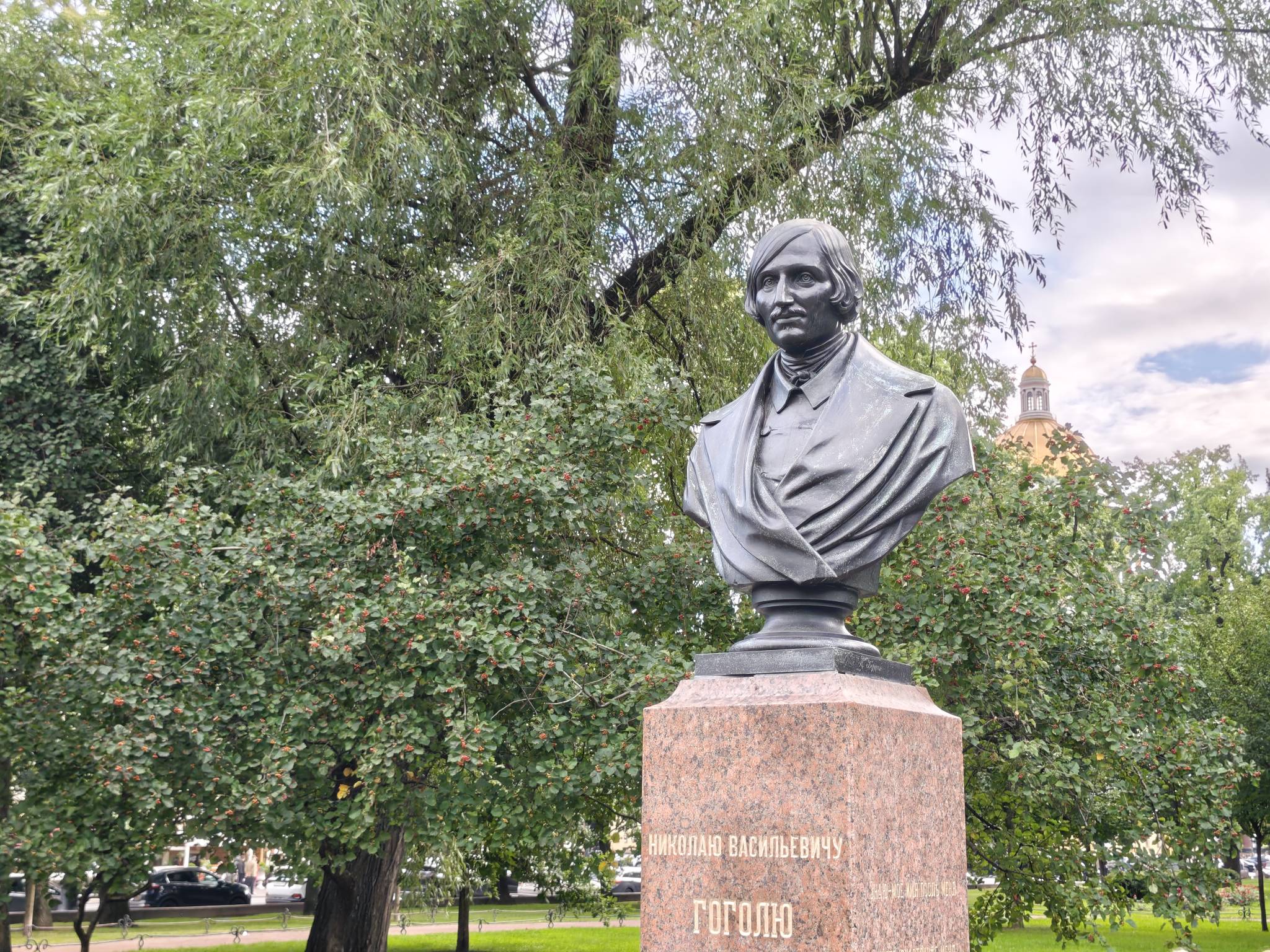Памятник Николаю Васильевичу Гоголю