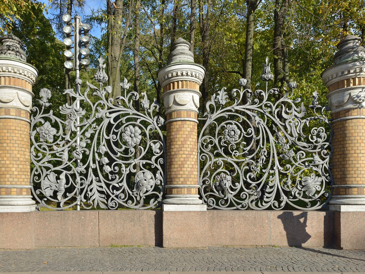 Решетка Михайловского сада