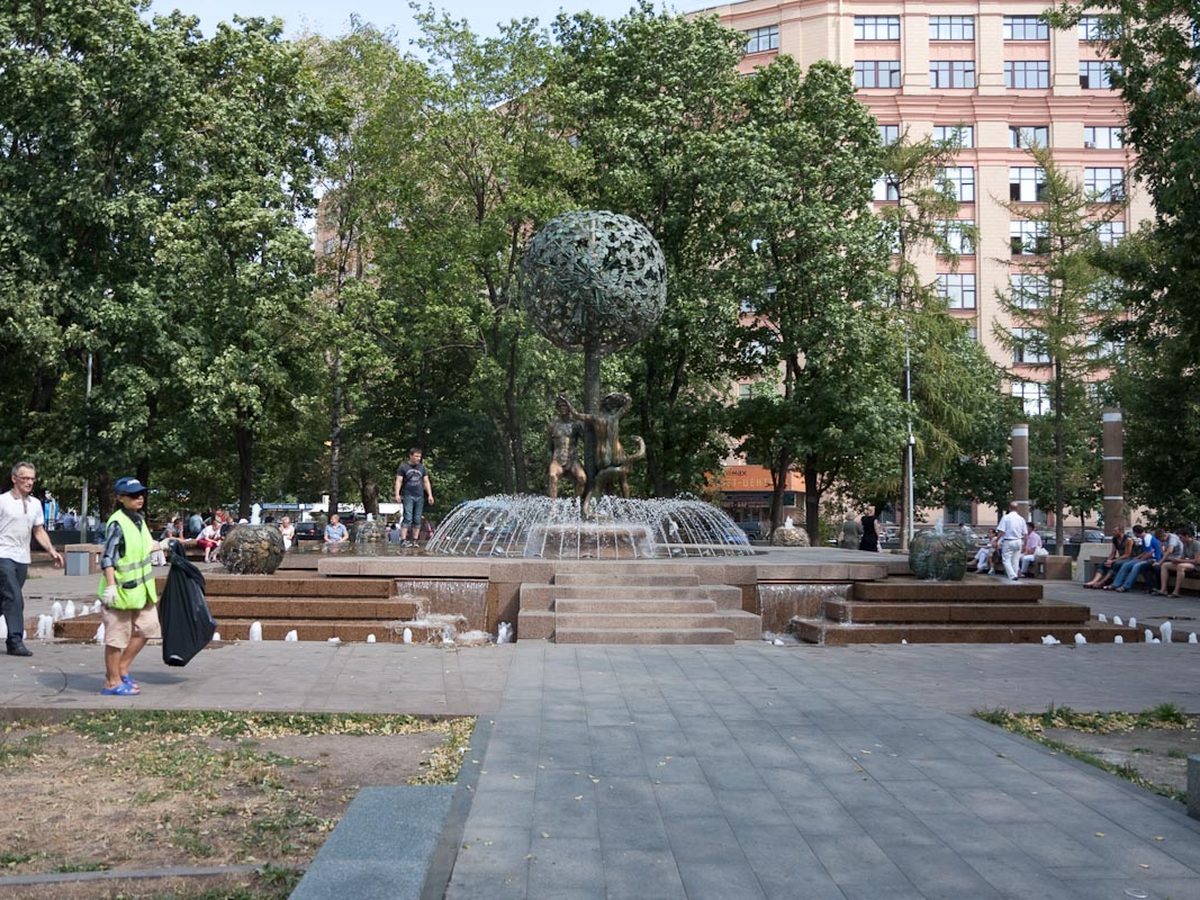 Фонтан "Адам и Ева"