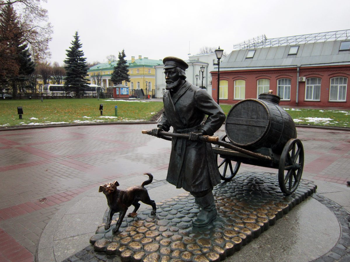 Памятник водовозу