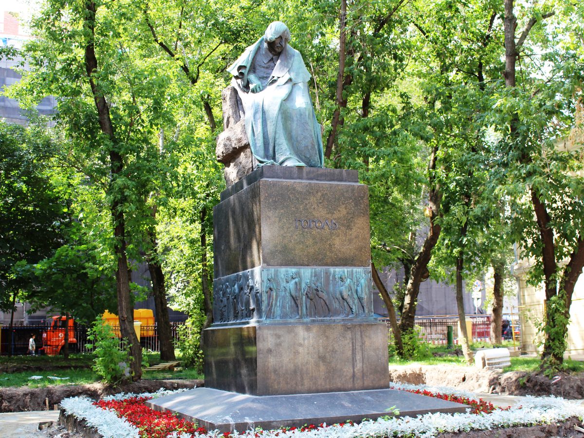 Памятник Н. В. Гоголю на Никитском бульваре